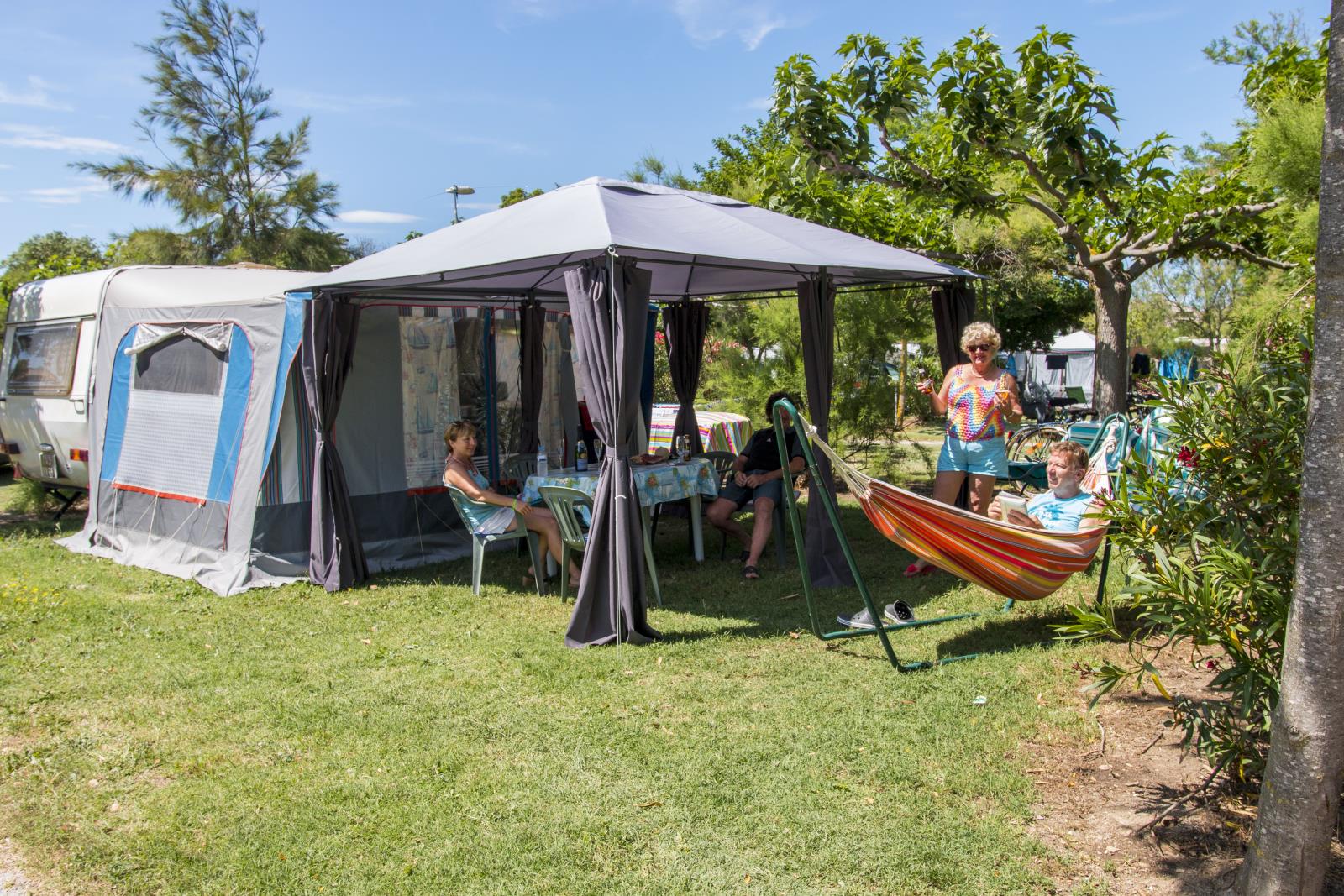 Pauschale KOMFORT  : Stellplatz + Auto + Strom 10A + Abwasser-/Fließwasseranschluss