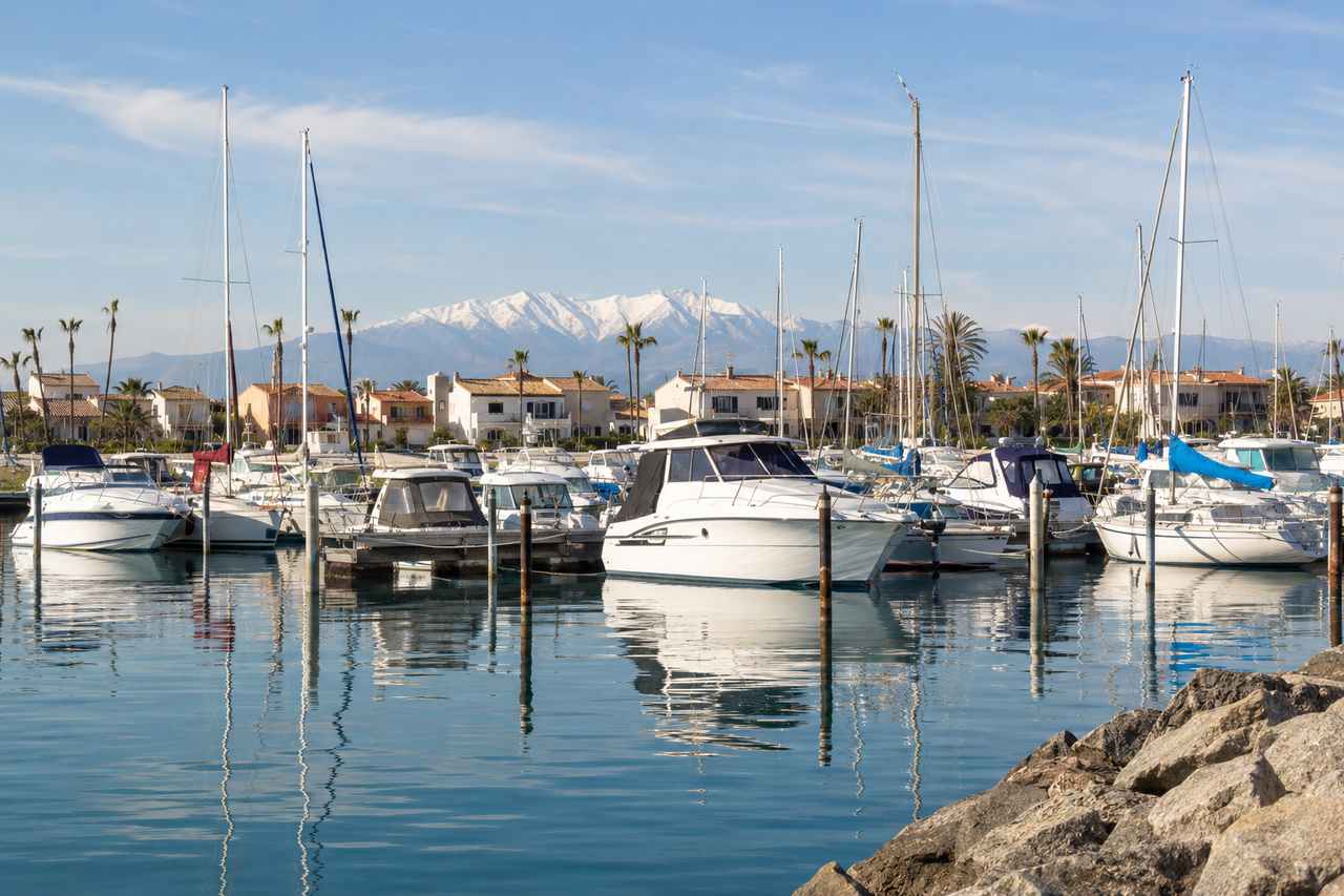 Port de plaisance de Sainte-Marie-la-Mer au pied du Canigó