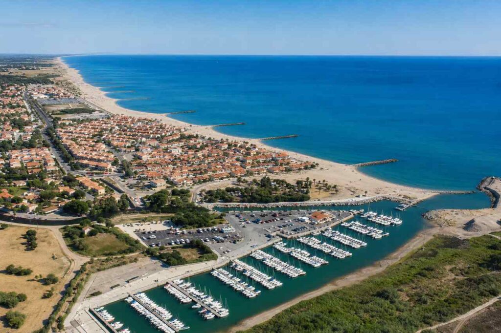 Vue aérienne de Sainte-Marie-la-Mer, sa plage et son port de plaisance