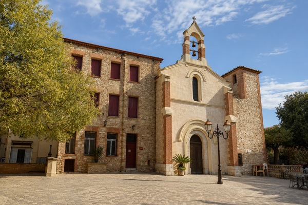 Église Notre-Dame-de-l’Assomption au cœur du village de Sainte-Marie-la-Mer