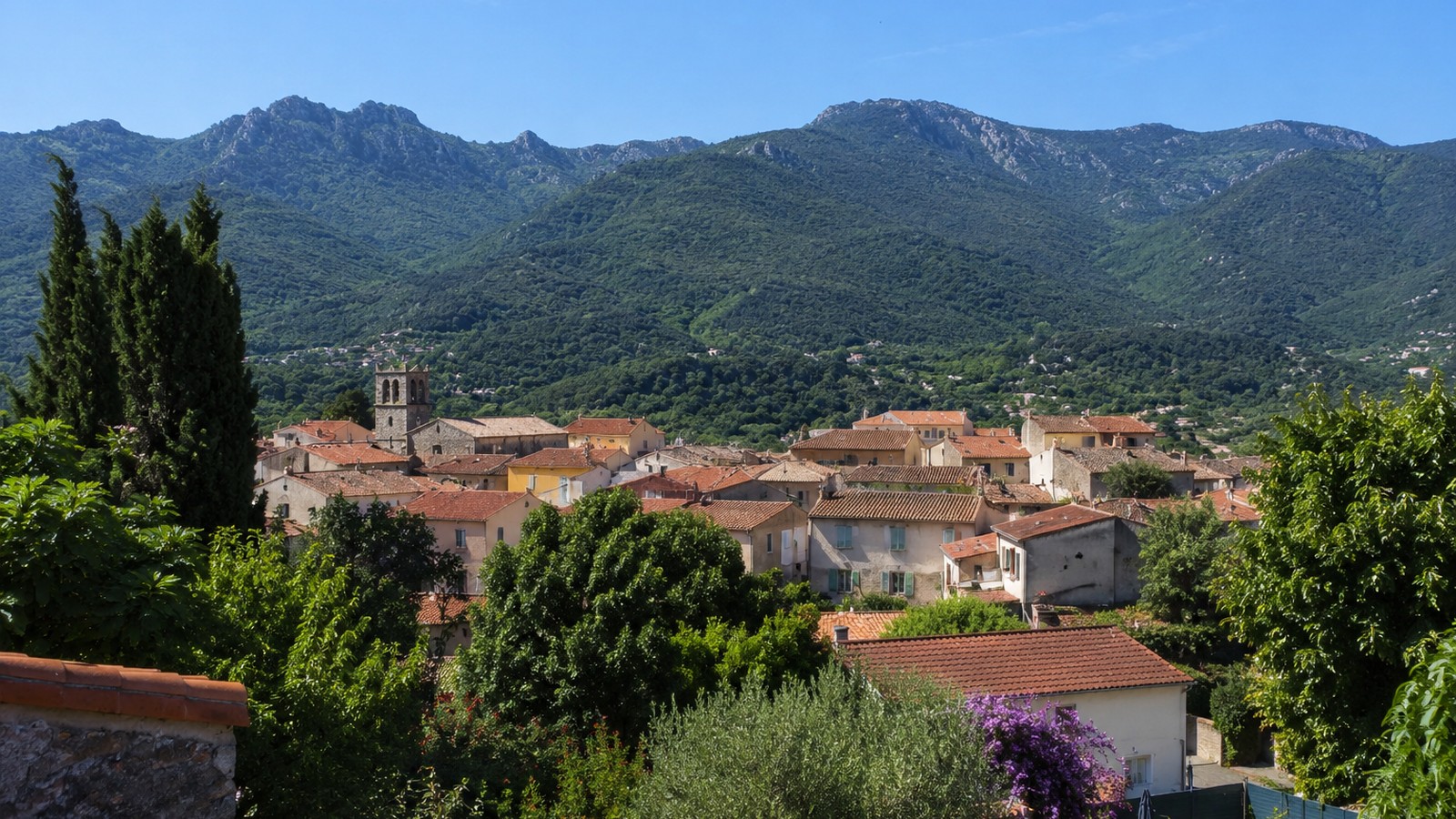 Le village de Sorède et son clocher, au pied du massif des Albères