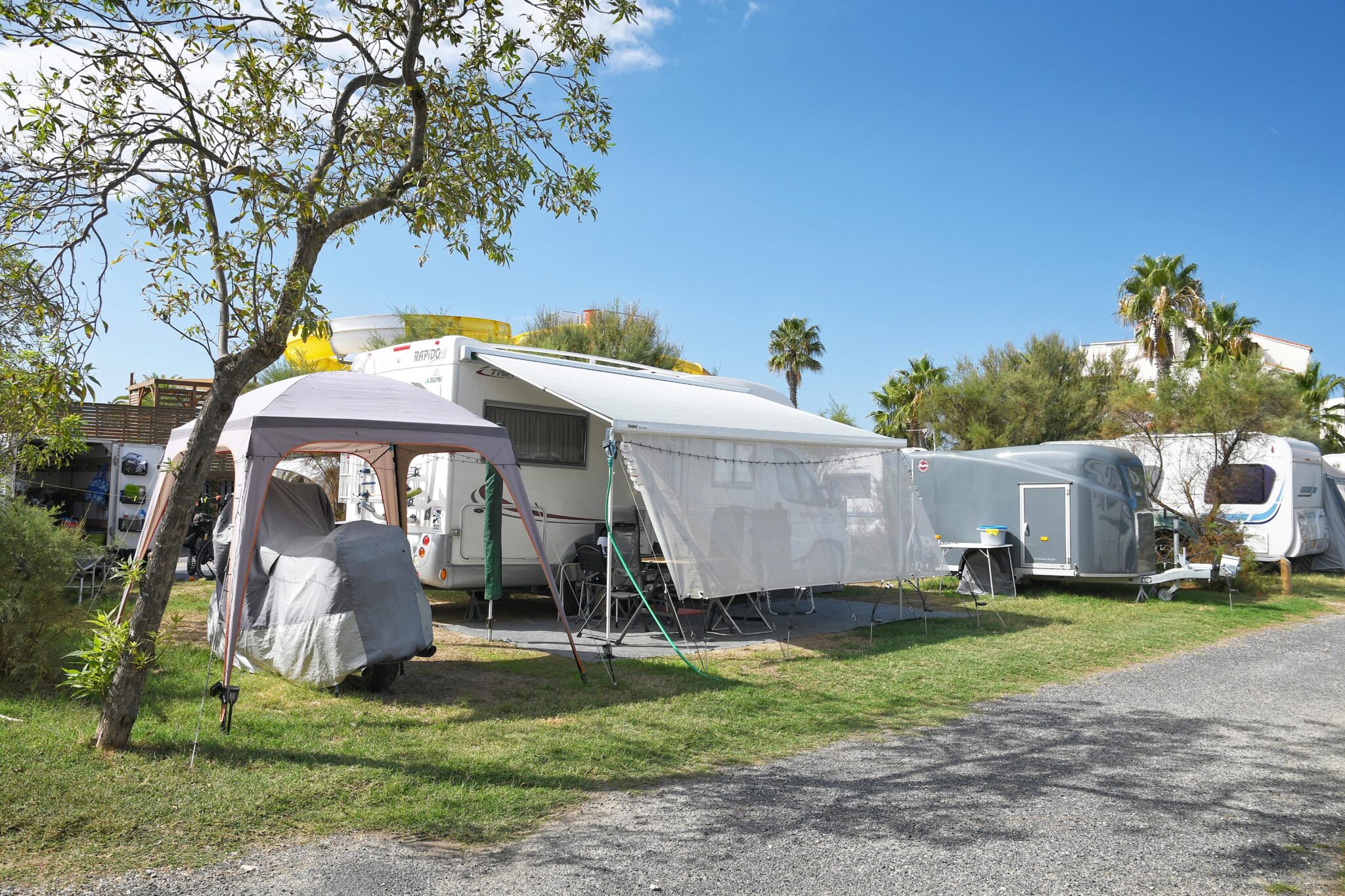 Pauschale KOMFORT  : Stellplatz + Auto + Strom 10A + Abwasser-/Fließwasseranschluss