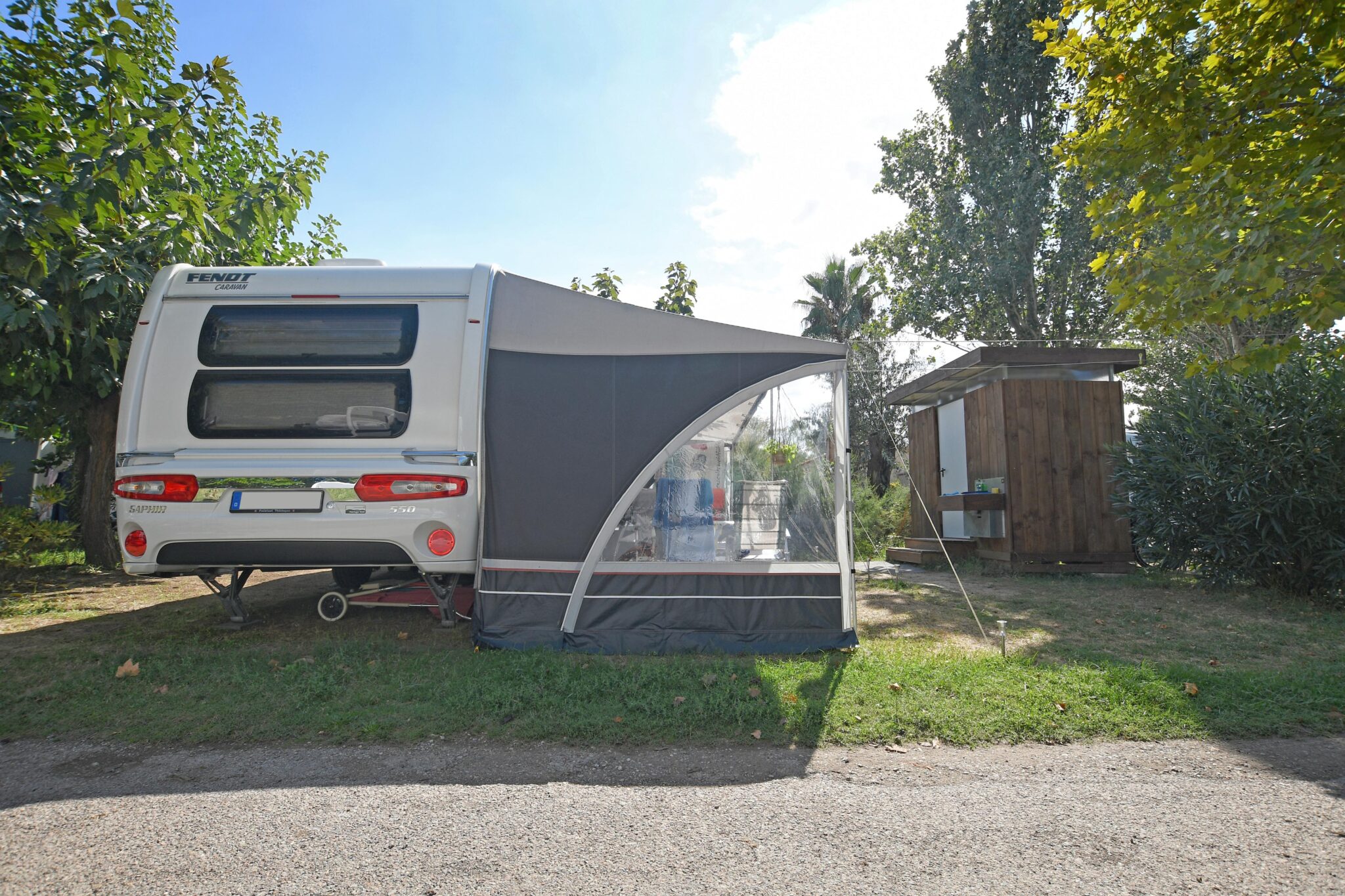 Stellplatz mit Sanitäranlagen